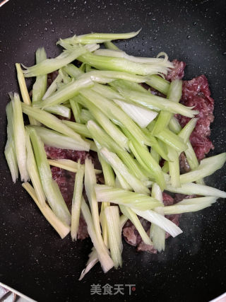 西芹木耳炒牛肉的做法步骤：6