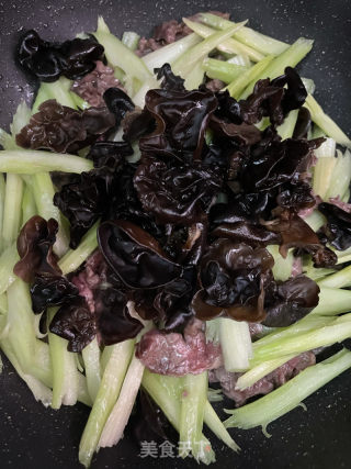 西芹木耳炒牛肉的做法步骤：7