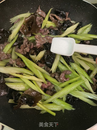 西芹木耳炒牛肉的做法步骤：8
