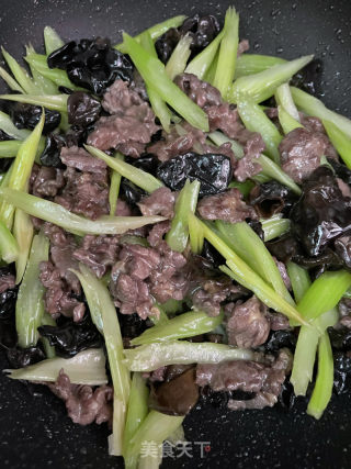西芹木耳炒牛肉的做法步骤：9