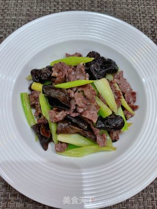 西芹木耳炒牛肉的做法步骤：10