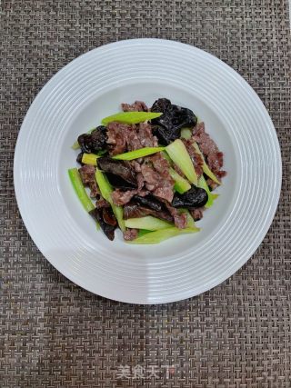 西芹木耳炒牛肉的做法步骤：11