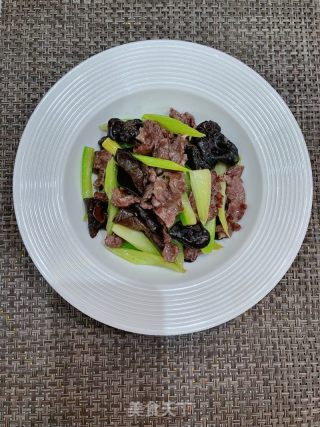 西芹木耳炒牛肉的做法步骤：12