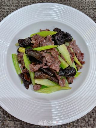 西芹木耳炒牛肉的做法步骤：13