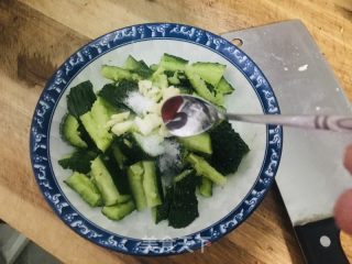 炝拌黄瓜的做法步骤：3