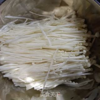 香菜拌金针菇的做法步骤：1