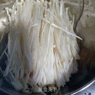 香菜拌金针菇的做法步骤：2