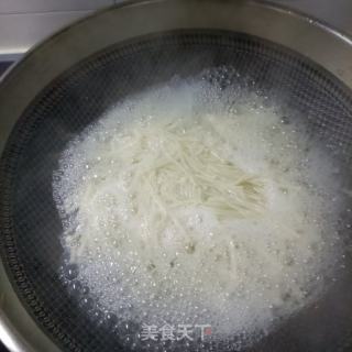 香菜拌金针菇的做法步骤：4