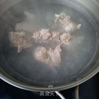 龙骨白菜炖粉条的做法步骤：2