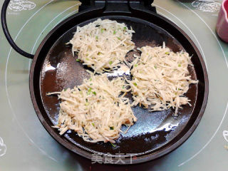 葱香白薯丝饼的做法步骤：5