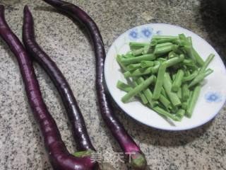 茄子炒四季豆的做法步骤：1