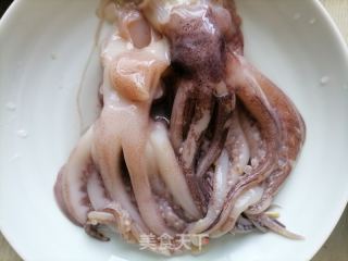 孜然鱿鱼须的做法步骤：1