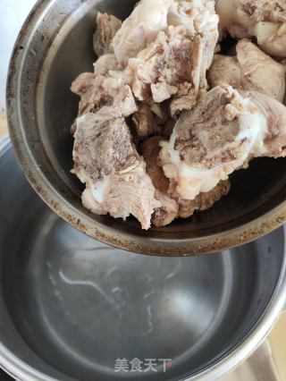 大骨炖萝卜的做法步骤：2