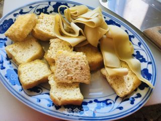 豆腐泡炒白菜的做法步骤：1
