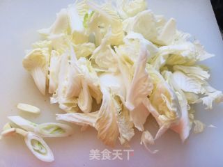 豆腐泡炒白菜的做法步骤：2