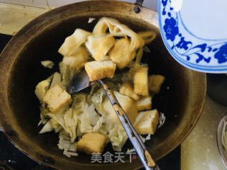 豆腐泡炒白菜的做法步骤：4