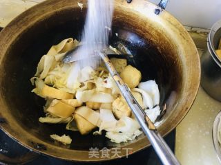 豆腐泡炒白菜的做法步骤：5