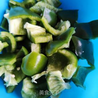 五花肉炒香干柿子椒的做法步骤：1