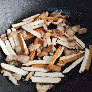 五花肉炒香干柿子椒的做法步骤：6