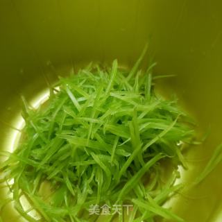 莴笋丝炒油渣的做法步骤：2