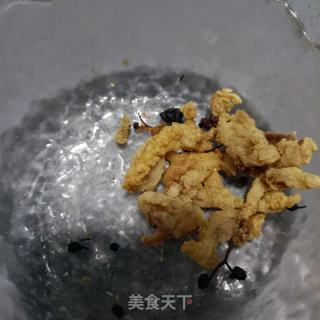 莴笋丝炒油渣的做法步骤：3