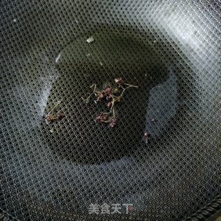 莴笋丝炒油渣的做法步骤：4