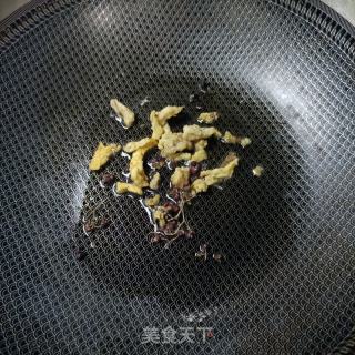 莴笋丝炒油渣的做法步骤：5