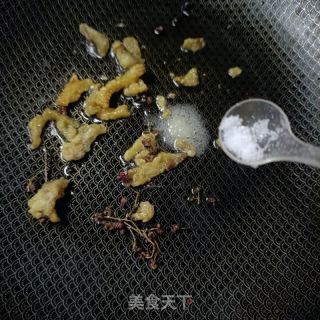 莴笋丝炒油渣的做法步骤：6