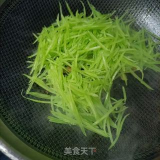 莴笋丝炒油渣的做法步骤：7