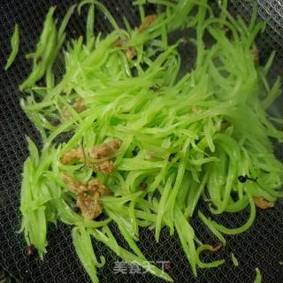 莴笋丝炒油渣的做法步骤：8