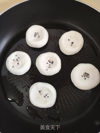 栗蓉红糖芝麻馅糯米饼的做法步骤：7