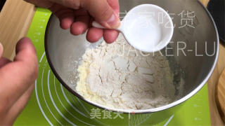 抹茶蜜豆双色吐司，颜色靓丽，暖心又暖胃。的做法步骤：1