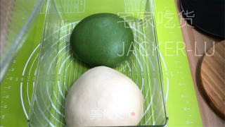 抹茶蜜豆双色吐司，颜色靓丽，暖心又暖胃。的做法步骤：7