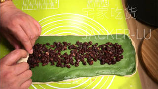 抹茶蜜豆双色吐司，颜色靓丽，暖心又暖胃。的做法步骤：10