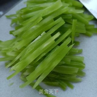 精肉鸡腿菇炒莴笋的做法步骤：2