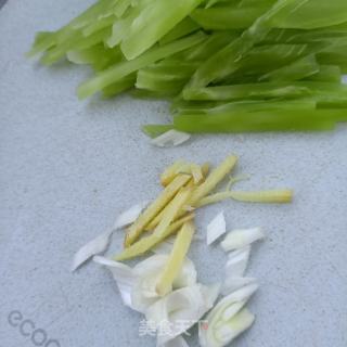 精肉鸡腿菇炒莴笋的做法步骤：3
