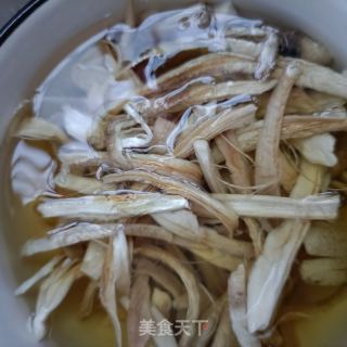 精肉鸡腿菇炒莴笋的做法步骤：4