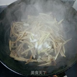 精肉鸡腿菇炒莴笋的做法步骤：10