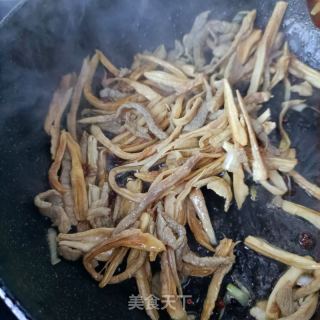 精肉鸡腿菇炒莴笋的做法步骤：12