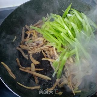 精肉鸡腿菇炒莴笋的做法步骤：13