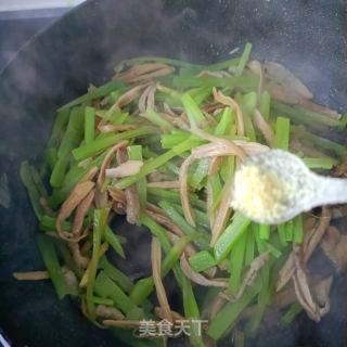精肉鸡腿菇炒莴笋的做法步骤：15