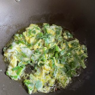 香肠蒜苔炒饭的做法步骤：5