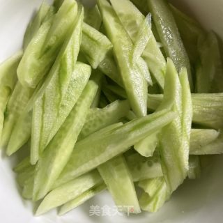 黄瓜紫菜蛋花汤的做法步骤：2