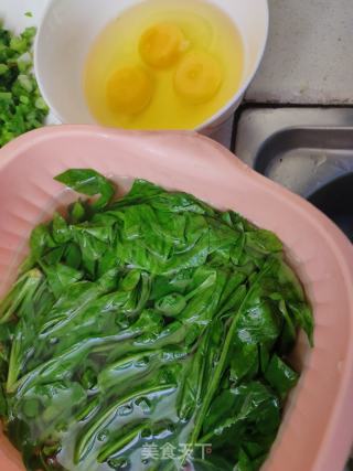 菠菜鸡蛋饼的做法步骤：1