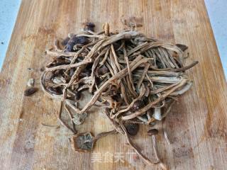 茶树菇炒肉丝的做法步骤：3