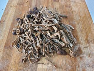 茶树菇炒肉丝的做法步骤：4