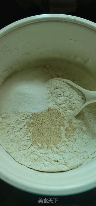 猪肉梅干菜全麦包子的做法步骤：2