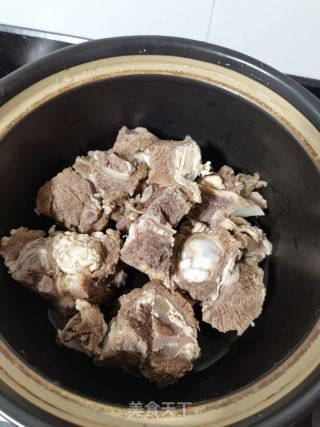 韩式牛排骨汤的做法步骤：1