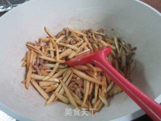 肉丝韭菜茭白炒魔芋丝的做法步骤：9