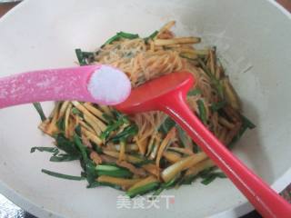 肉丝韭菜茭白炒魔芋丝的做法步骤：10
